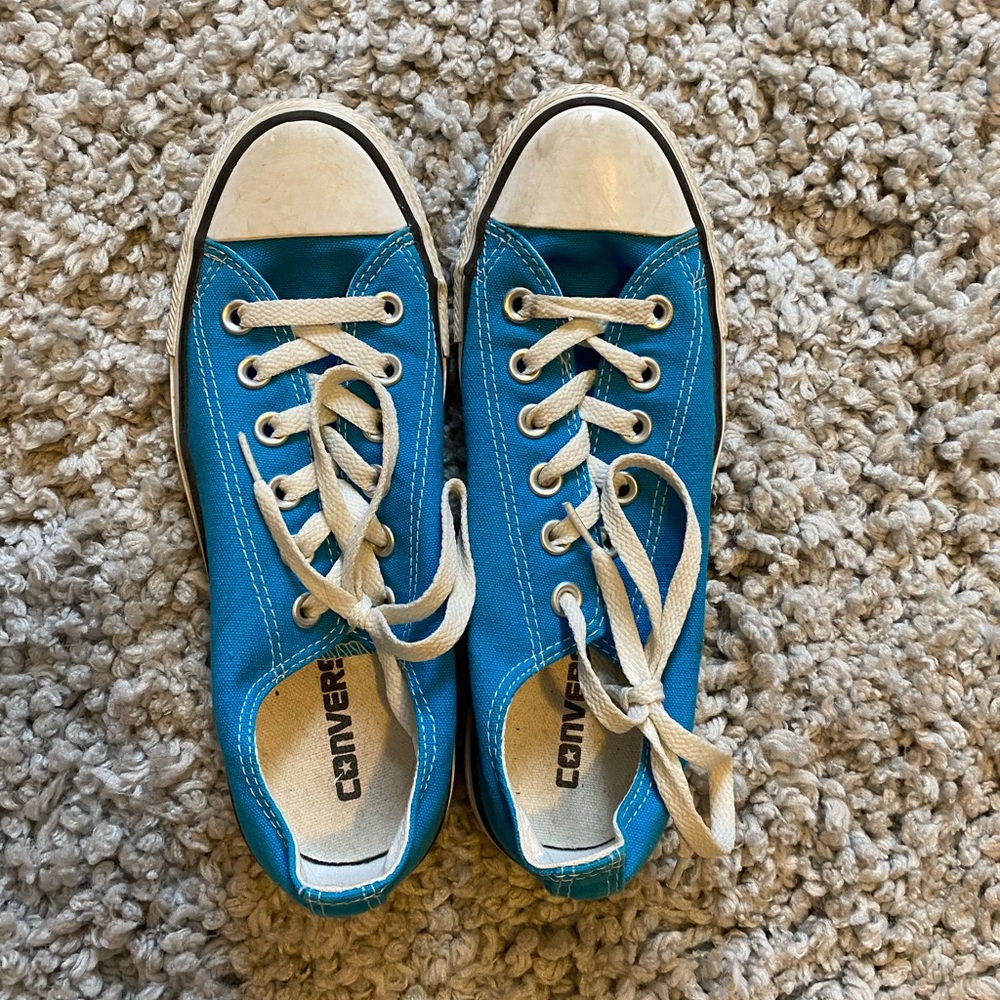 Blue converse shoes! 💙
